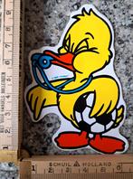 Vintage sticker lelijk Eendje voetbal scheidsrechter, Ophalen of Verzenden, Zo goed als nieuw