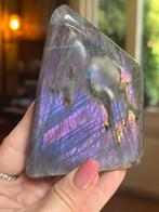Paarse labradoriet - prachtige vorm! Sculptuur op standvlak, Verzamelen, Mineralen en Fossielen, Ophalen of Verzenden, Mineraal