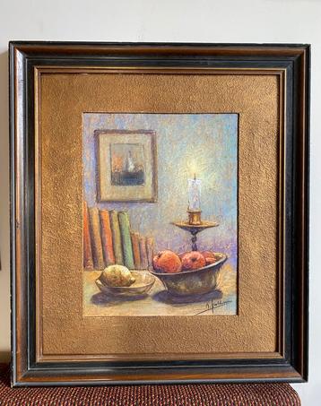 Stilleven met kaars, fruit en boeken beschikbaar voor biedingen