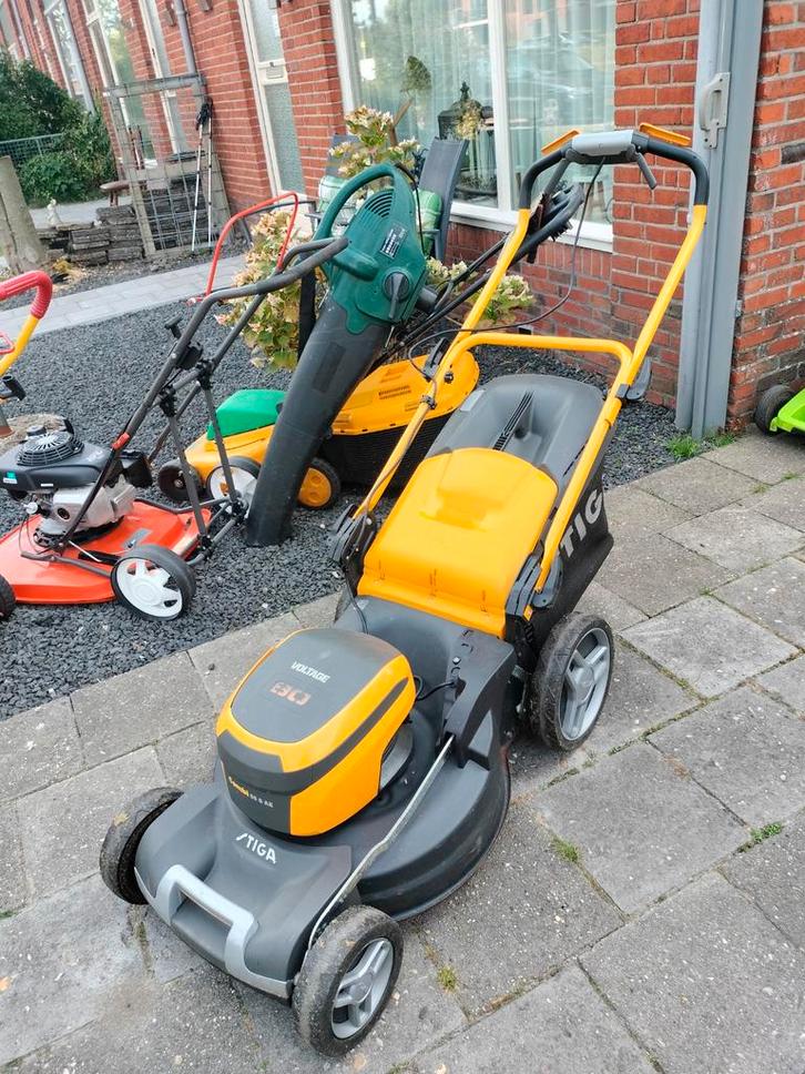 Stiga Accu Grasmaaier met Aandrijving, Tuin en Terras, Grasmaaiers, Zo goed als nieuw, Accu-grasmaaier, 40 t/m 49 cm, Cirkelmaaier