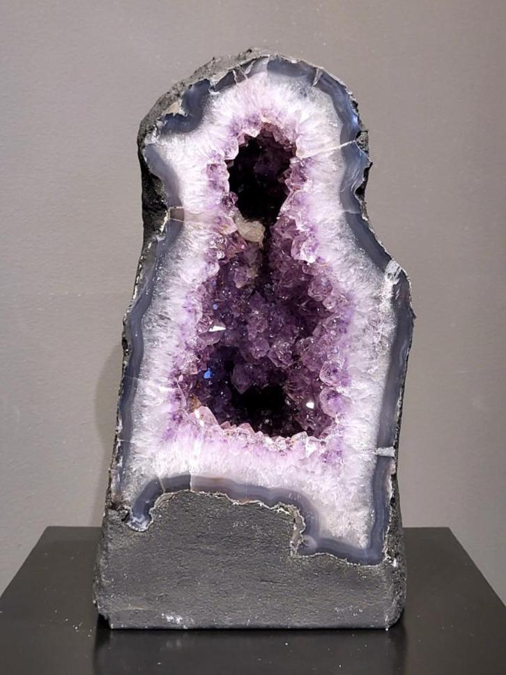 Amethist geode + standvlak, 10,8 kg, hoogte 34cm, 189,- euro, Verzamelen, Mineralen en Fossielen, Mineraal, Ophalen