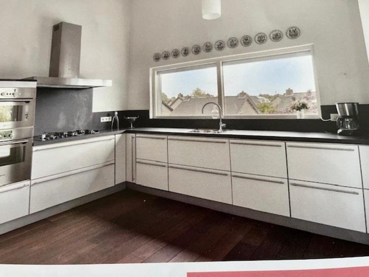 complete keuken met alle inbouwapparatuur., Huis en Inrichting, Keuken | Complete keukens, Gebruikt, Hoekkeuken, Wit, Graniet of Steen