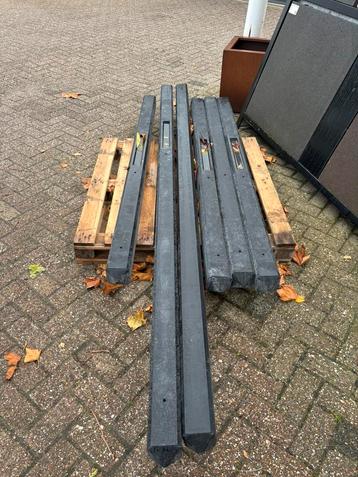 2 betonpaal glad met diamantkop 10x10x280 tussenpaal beschikbaar voor biedingen