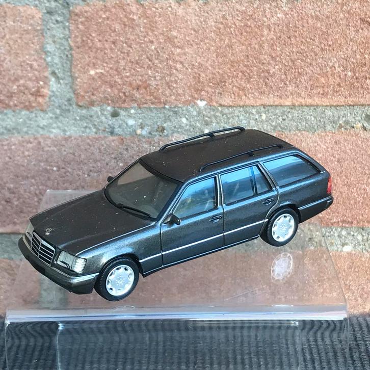 1:43 HERPA MERCEDES-BENZ E320, Hobby en Vrije tijd, Modelauto's | 1:43, Zo goed als nieuw, Auto, Overige merken, Ophalen of Verzenden