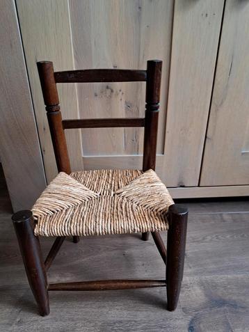 Vintage donker houten kinderstoeltje met rieten zitting  beschikbaar voor biedingen