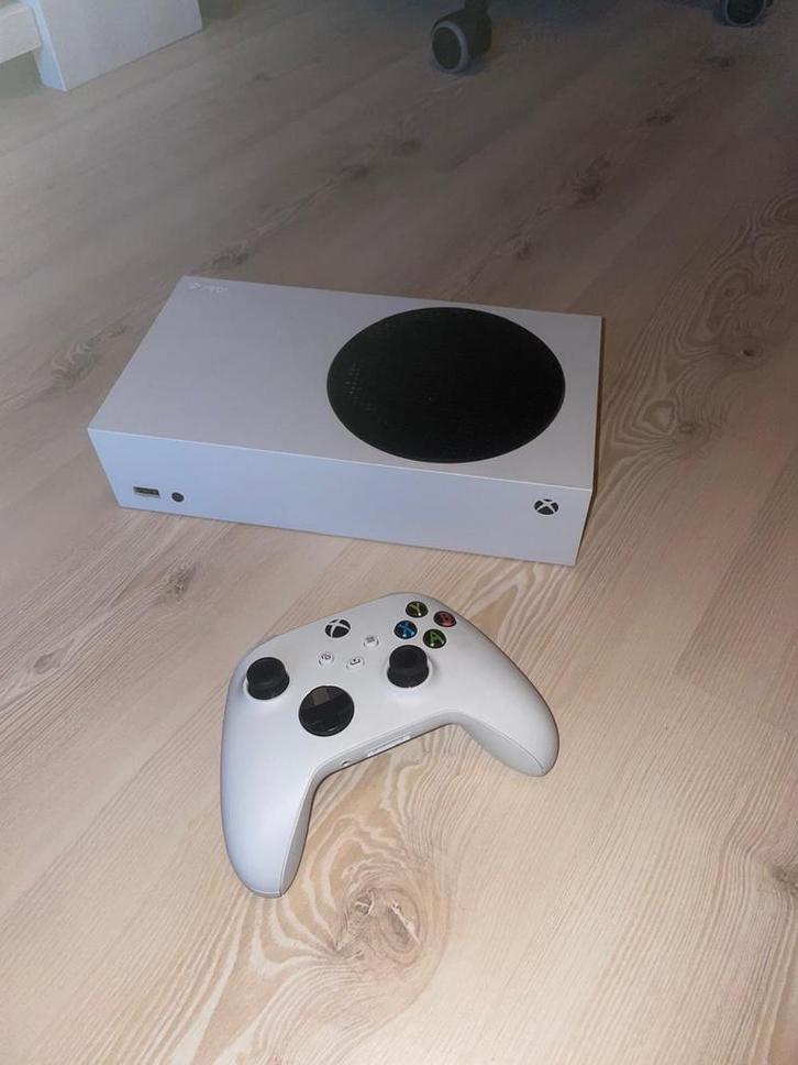 Xbox Series S + Controller + Game. 4 jaar oud., Spelcomputers en Games, Games | Sony PlayStation Vita, Gebruikt, Overige genres