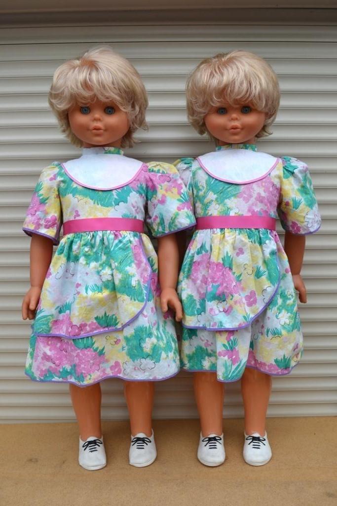 Mooi grote poppen tweeling uit de jaren 1970 NR 8589, Verzamelen, Poppen, Zo goed als nieuw, Pop, Ophalen of Verzenden