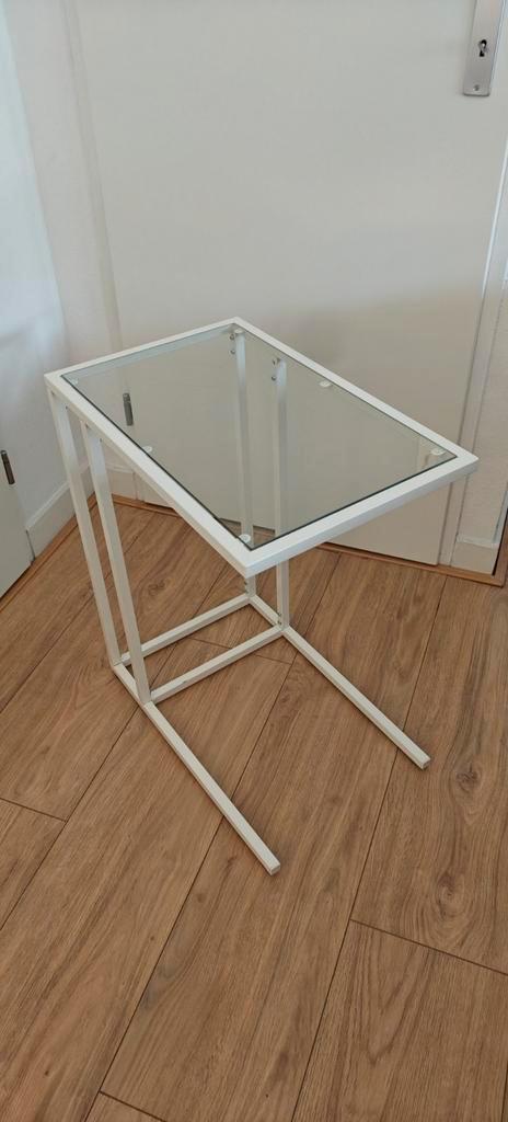 Ikea VITSSJÖ (Bank/Laptop)Tafel Met Glas, Huis en Inrichting, Tafels | Sidetables, Gebruikt, 25 tot 50 cm, 50 tot 100 cm, Rechthoekig
