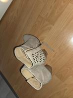 Mooie lichte dameslaarzen met stuts., Kleding | Dames, Hoge laarzen, Beige, Ophalen of Verzenden, Zo goed als nieuw