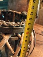 Brocante ratan rotan windlicht met glas erin., Huis en Inrichting, Woonaccessoires | Kandelaars en Kaarsen, Overige materialen