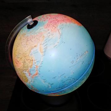 Wereldbol met verlichting beschikbaar voor biedingen