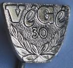 Végé jubileumspeld 30 jaar zilverkleurig (vh supermarkt), Verzamelen, Speldjes, Pins en Buttons, Verzenden, Zo goed als nieuw