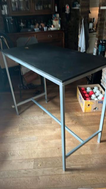 Stalen bartafel beschikbaar voor biedingen