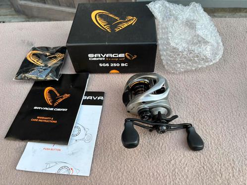 Nieuwe savage gear sg6 250bc reel rechts, Watersport en Boten, Hengelsport | Roofvissen, Nieuw, Molen, Ophalen of Verzenden