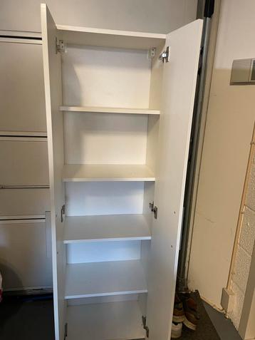 Witte kast met deuren en planken