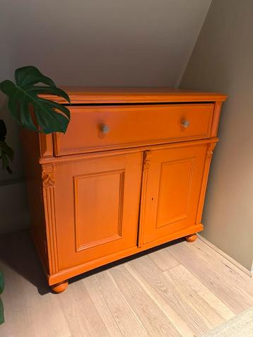 Commode, oranje beschikbaar voor biedingen