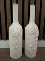 2 witte vazen / flessen met bloemen relief. Steen., Huis en Inrichting, Woonaccessoires | Vazen, Ophalen, Gebruikt, Wit, Aardewerk of Porselein