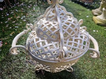 Mooie smeedijzeren mand voor binnen of buitenshuis(brocante) beschikbaar voor biedingen