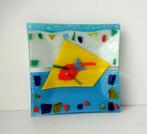 Vierkante glazen schaal wit blauw geel rood met vis 3875-s, Antiek en Kunst, Ophalen of Verzenden