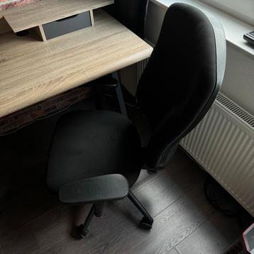 zwarte verstelbare bureaustoel beschikbaar voor biedingen