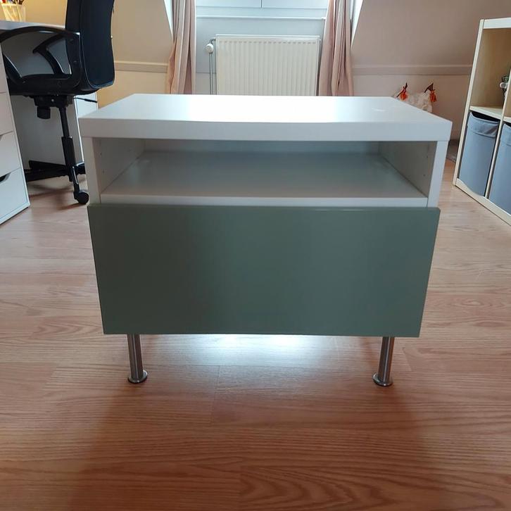 Ikea Besta kastje 60x40x55 met kabelgat, Huis en Inrichting, Slaapkamer | Nachtkastjes, Gebruikt, 55 tot 70 cm, 45 tot 65 cm, Hout