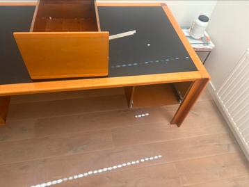 Houten bureau van ruim 40 jaar oud