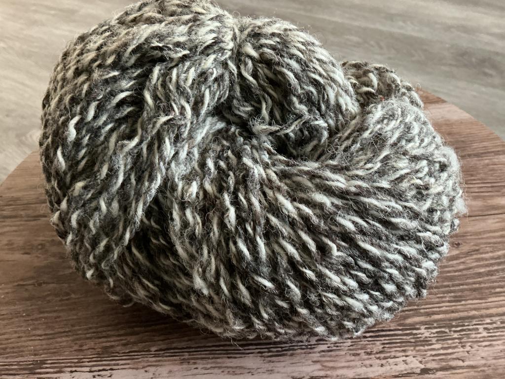 Handgesponnen wol  op streng, Hobby en Vrije tijd, Breien en Haken, Ophalen of Verzenden, Nieuw, Breien of Haken, Wol of Garen
