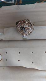 RING: zilverkleurig*bolvorm met bruine en roze strass -steen, Overige materialen, Gebruikt, 19 tot 20, Ophalen of Verzenden