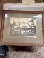 Oude foto van een huis in Padang (Sumatra) in lijst, Ophalen