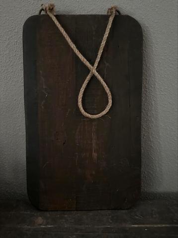 Oud houten broodplank met touw beschikbaar voor biedingen