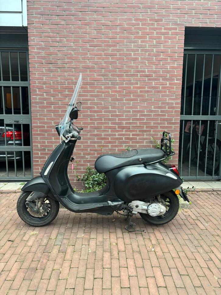 Vespa Sprint 2019 - Mat Zwart, Fietsen en Brommers, Scooters | Vespa, Zo goed als nieuw, Vespa S, Maximaal 45 km/u, Benzine, Ophalen