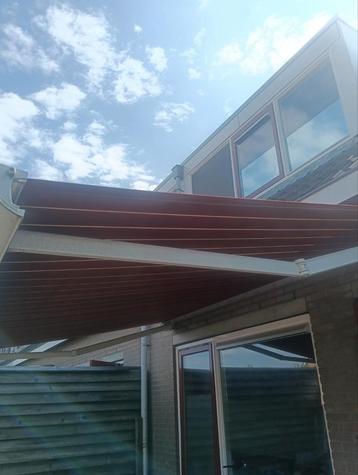 Knikarm zonnescherm elektrisch met wind&zonne sensor beschikbaar voor biedingen