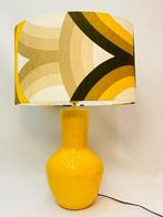 Retro Power: Tafellamp met ovale Jaren 70 kap en gele voet, 50 tot 75 cm, Retro, vintage, boho, Ophalen of Verzenden, Zo goed als nieuw