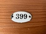 Oud klein gebold emaille nummerbordje, huisnummer bordje 399, Ophalen of Verzenden