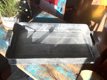 Vintage Dienblad met Industriële Look beschikbaar voor biedingen