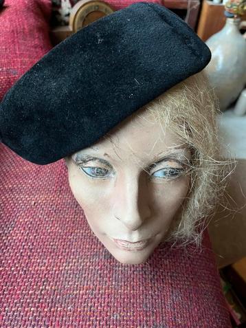 Antiek Sleets/Shab Papier-Maché Kop met Fluweelachtig Hoedje beschikbaar voor biedingen
