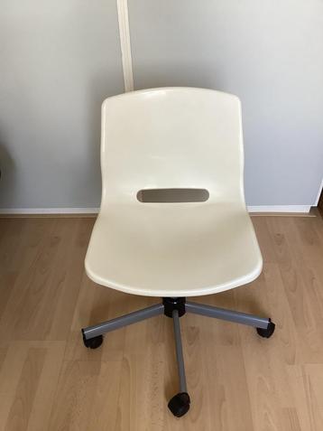 Witte bureaustoel kunststof, verstelbaar, demontabel z.g.a.n beschikbaar voor biedingen