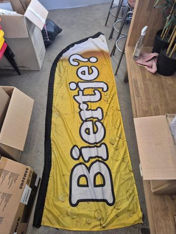 Biertje beachflag beschikbaar voor biedingen