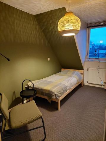 zgan IKEA bed, matras en nachtkastje