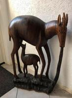 Groot houten beeld hert met jong 77cm hoog, Ophalen of Verzenden