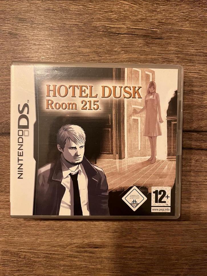 Hotel Dusk: Room 215 (Nintendo DS), Spelcomputers en Games, Games | Nintendo DS, Zo goed als nieuw, Role Playing Game (Rpg), 1 speler