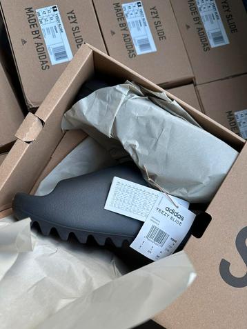 Yeezy Slide onyx maat 42, 44 1/2, 46, 47 en 48 1/2 beschikbaar voor biedingen