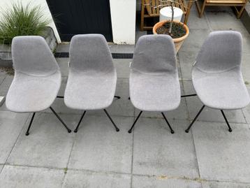 4 grijze Zuiver stoelen met zwarte poten beschikbaar voor biedingen