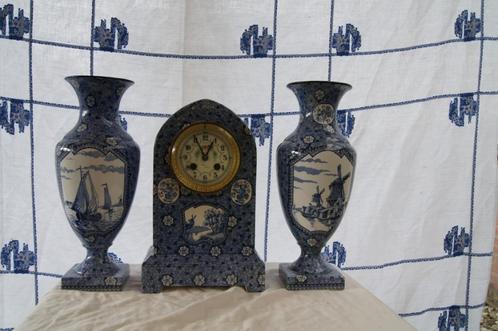 Blauw/ wit klokstel met vazen, Antiek en Kunst, Antiek | Klokken, Verzenden