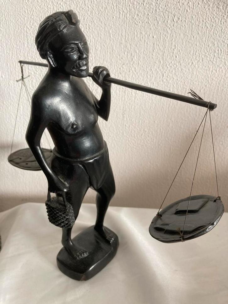 Indonesisch Houtsnijwerk: Man met Juk, Antiek en Kunst, Kunst | Niet-Westerse kunst, Ophalen of Verzenden