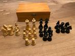 Houten schaakstukken in houten kistje., Hobby en Vrije tijd, Gezelschapsspellen | Bordspellen, Ophalen of Verzenden