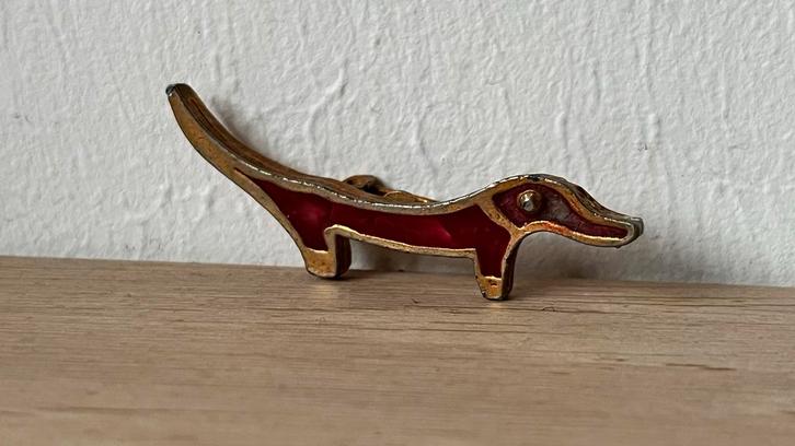 Vintage Teckel Broche - Goud / rode Kleur, Sieraden, Tassen en Uiterlijk, Broches, Gebruikt, Overige materialen, Goud, Minder dan 4 cm