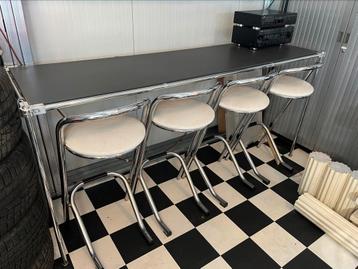 4 Amerikaanse barkrukken en tafel beschikbaar voor biedingen