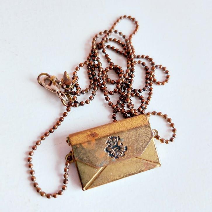 Vintage ketting met envelopje voor briefje, 65 cm lang, Antiek en Kunst, Antiek | Kleding en Accessoires, Dames, Heren, Kinderen