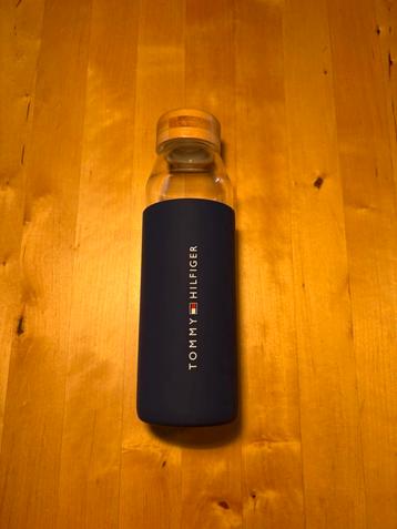 Tommy Hilfiger met navy siliconen hoes en bamboe dop. beschikbaar voor biedingen